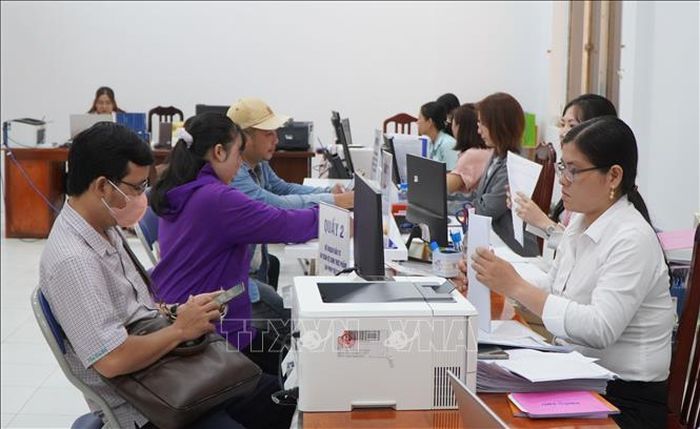 Người dân đến thực hiện thủ tục hành chính tại Trung tâm phục vụ hành chính công phường Mỹ Ngãi, tỉnh Đồng Tháp. Ảnh: Nhựt An/TTXVN