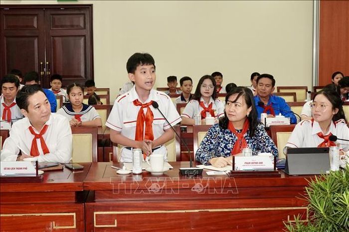 Em Dương Chí Lâm, học sinh Trường THCS Lam Sơn, phường Bình Phú, phát biểu ý kiến tại chương trình “Lãnh đạo Thành phố gặp gỡ, lắng nghe thiếu nhi” năm 2026. Ảnh: Trung Tuyến/TTXVN