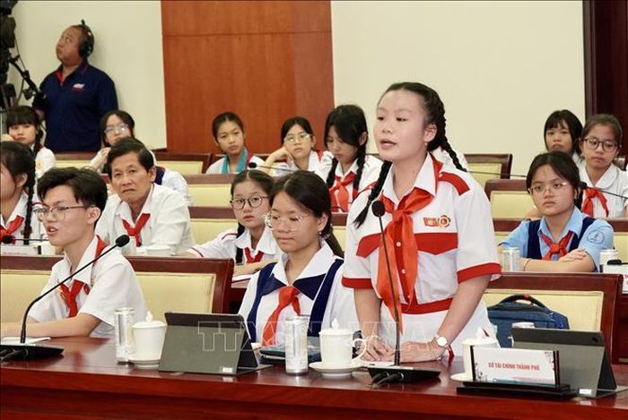 Em Lê Huỳnh Trâm, học sinh Trường THCS Hoa Lư, phường Tăng Nhơn Phú, phát biểu ý kiến tại chương trình “Lãnh đạo Thành phố gặp gỡ, lắng nghe thiếu nhi” năm 2026. Ảnh: Trung Tuyến/TTXVN