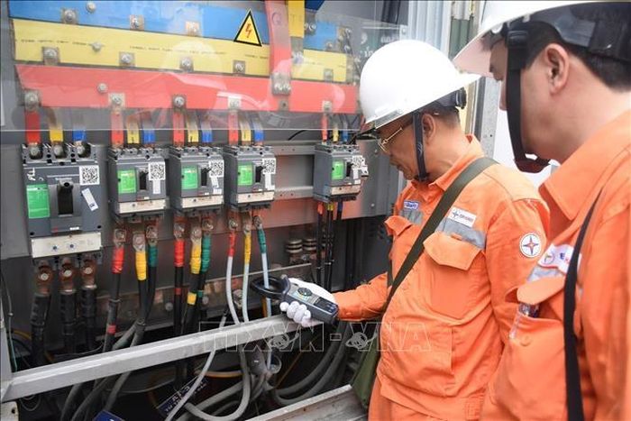 Công nhân EVNHANOI kiểm tra điện áp tại điểm diễn ra Kỳ thi tuyển sinh vào lớp 10 THPT.