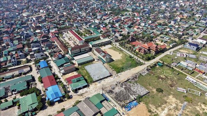 Bãi tập kết rác tại Cụm công nghiệp Thạch Kim (xã Lộc Hà, tỉnh Hà Tĩnh) bị ùn ứ nhiều tháng nay do nơi xử lý dừng tiếp nhận.