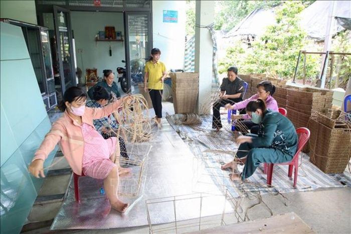 Cơ sở đan lát sản phẩm thủ công của chị Lê Thị Kim Thúy giải quyết được việc làm cho nhiều lao động nữ nông thôn thuộc vùng biên giới tỉnh Tây Ninh. Ảnh: Giang Phương/TTXVN