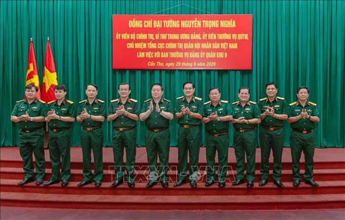 Đại tướng Nguyễn Trọng Nghĩa và Đoàn công tác làm việc với Ban Thường vụ Đảng ủy Quân khu 9. Ảnh: TTXVN phát