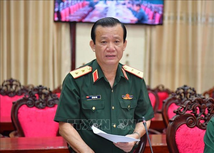 Trung tướng Hồ Văn Thái, Chính ủy Quân khu 9, báo cáo với Đoàn kết quả thực hiện nhiệm vụ của LLVT Quân khu 9. Ảnh: TTXVN phát