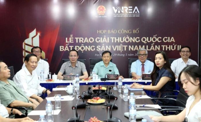 Họp báo công bố Giải thưởng.