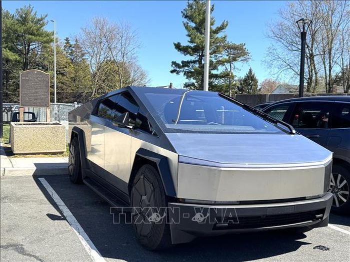 Một chiếc xe điện Cybertruck của hãng Tesla đậu trong bãi xe tại một trạm nghỉ bên đường cao tốc.