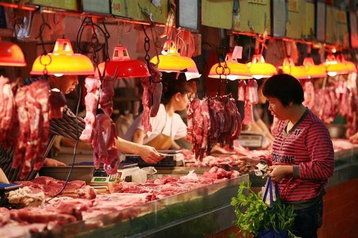 Thịt lợn được bày bán tại một khu chợ ở Quảng Châu, tỉnh Quảng Đông, Trung Quốc. Ảnh: AFP/TTXVN