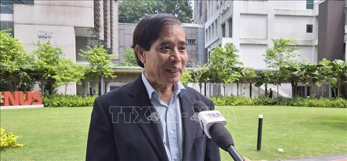 Giáo sư Vũ Minh Khương, Trường Chính sách công Lý Quang Diệu, Singapore, trả lời phỏng vấn TTXVN liên quan đến Đối thoại Shangri-La 2026. Ảnh: Việt Dũng/PV TTXVN tại Singapore