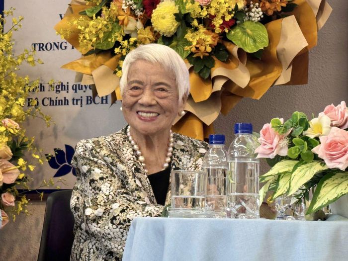 Nhà văn - đạo diễn Xuân Phượng năm nay đã 97 tuổi nhưng vẫn bền bỉ làm việc và không ngừng sáng tạo nghệ thuật.