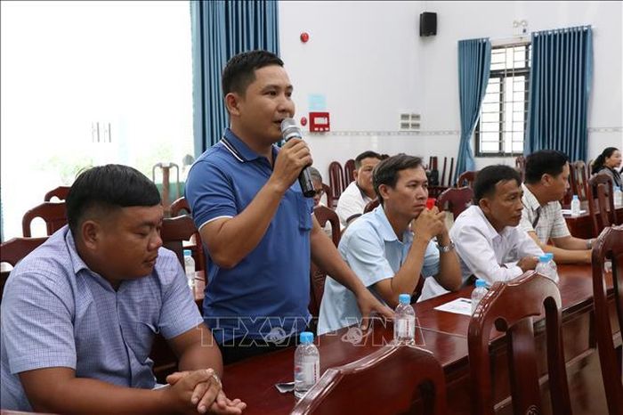 Nông dân nêu ý kiến tại tọa đàm. Ảnh: Thanh Hòa/TTXVN