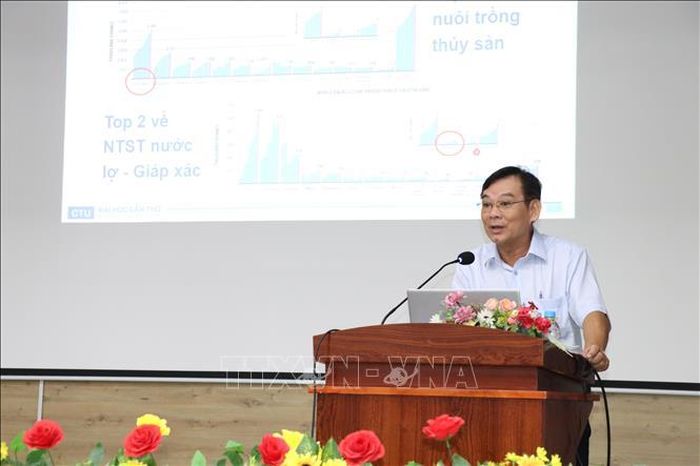 GS.TS Trương Quốc Phú, Đại học Cần Thơ hướng dẫn nông dân Vĩnh Long cách phòng trị bệnh trên tôm nuôi. Ảnh: Thanh Hòa/TTXVN