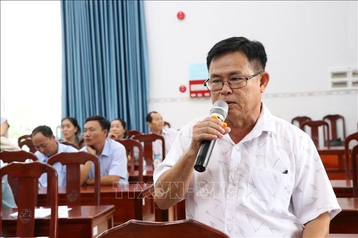 Nông dân nêu ý kiến với các chuyên gia tại tọa đàm. Ảnh: Thanh Hòa/TTXVN