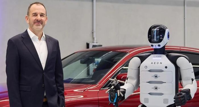 Ông Michael Nikolaides cho rằng robot là tương lai của ngành sản xuất ô tô. Ảnh: BMW
