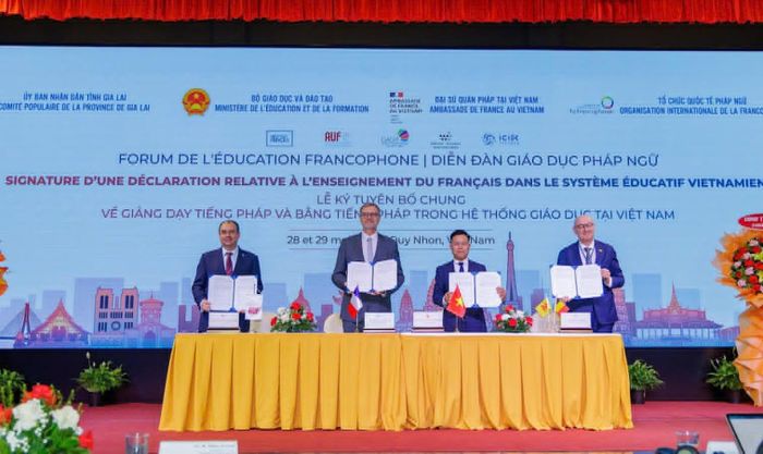 Lễ ký Tuyên bố chung về giảng dạy tiếng Pháp và bằng tiếng Pháp trong hệ thống giáo dục tại Việt Nam.