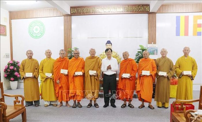 Lãnh đạo TP Cần Thơ tặng quà cho các vị Hòa thượng, chức sắc, chức việc, tăng ni thành phố Cần Thơ.