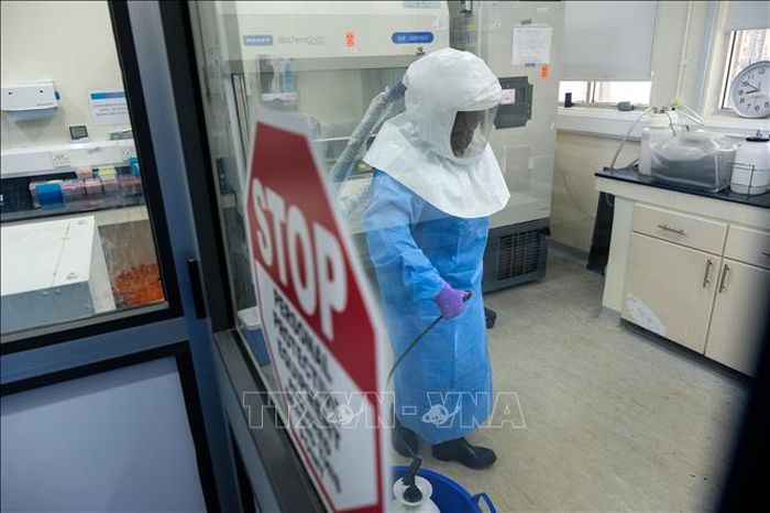Kỹ thuật viên làm việc tại Viện Nghiên cứu Virus ở Entebbe, Uganda. Ảnh: THX/TTXVN