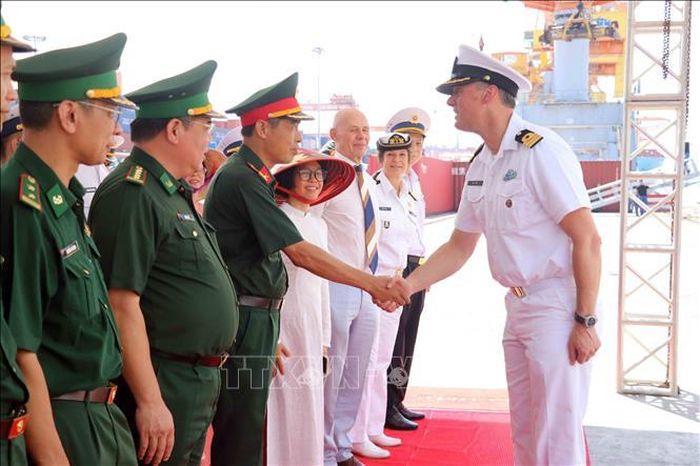 Đại diện các lực lượng chấp pháp chào đón đại diện Tàu Hải quân Hoàng gia Hà Lan HNLMS De Ruyter. Ảnh: Hoàng Ngọc/TTXVN