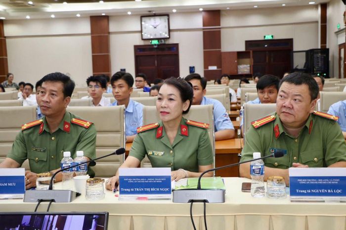 Các đại biểu được tuyên truyền phổ biến âm mưu, phương thức, thủ đoạn hoạt động chống phá của các thế lực thù địch, các loại tội phạm và hành vi vi phạm pháp luật; hướng dẫn kỹ năng phòng tránh lừa đảo trên không gian mạng.