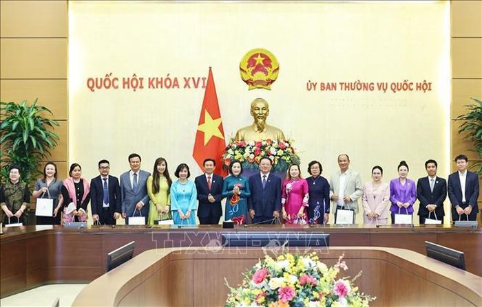 Phó Chủ tịch Quốc hội Nguyễn Thị Thanh trao tặng quà cho đại biểu nhà khoa học doanh nhân, doanh nghiệp tiêu biểu của Hội nghiên cứu Khoa học về Đông Nam Á – Việt Nam. Ảnh: Minh Đức/TTXVN