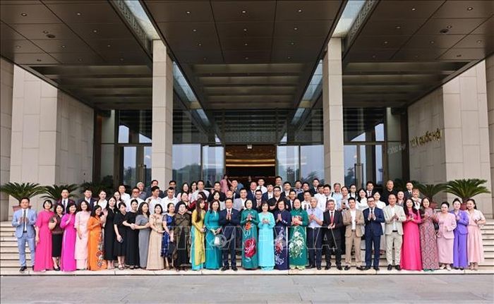 Phó Chủ tịch Quốc hội Nguyễn Thị Thanh và các đại biểu chụp ảnh chung. Ảnh: Minh Đức/TTXVN