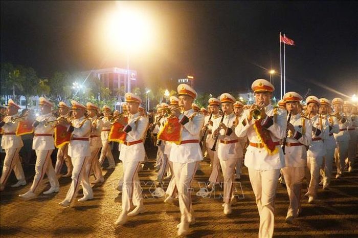 Cán bộ, chiến sĩ, nghệ sĩ dàn nhạc kèn, trống của Đoàn Nghi lễ Công an nhân dân (thuộc Bộ Tư lệnh Cảnh sát cơ động) biểu diễn tại phố đi bộ Phan Chu Trinh, phường Hạc Thành, tỉnh Thanh Hóa. Ảnh: Hoa Mai/TTXVN