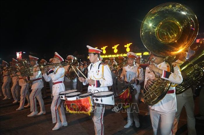 Cán bộ, chiến sĩ, nghệ sĩ dàn nhạc kèn, trống của Đoàn Nghi lễ Công an nhân dân (thuộc Bộ Tư lệnh Cảnh sát cơ động) biểu diễn tại phố đi bộ Phan Chu Trinh, phường Hạc Thành, tỉnh Thanh Hóa. Ảnh: Hoa Mai/TTXVN