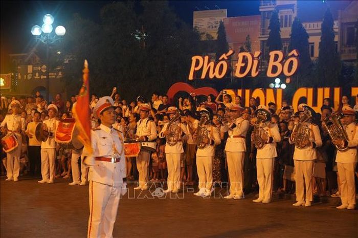 Đoàn diễu hành qua tuyến phố đi bộ Phan Chu Trinh, Dương Đình Nghệ (phường Hạc Thành) dưới sự cổ vũ của nhân dân Thanh Hóa. Ảnh: Hoa Mai/TTXVN