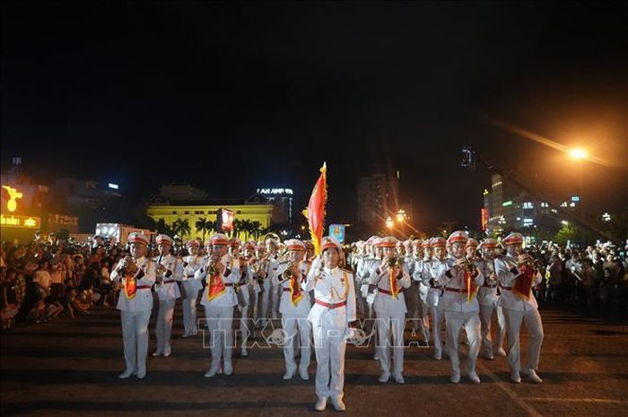 Điểm nhấn của chương trình là phần biểu diễn của Đoàn Nghi lễ Công an nhân dân với những tiết mục quân nhạc đặc sắc, đội hình diễu hành chuyên nghiệp. Ảnh: Hoa Mai/TTXVN