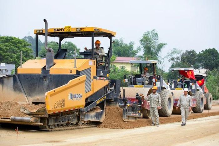 Công nhân thi công cao tốc Đồng Đăng – Trà Lĩnh.