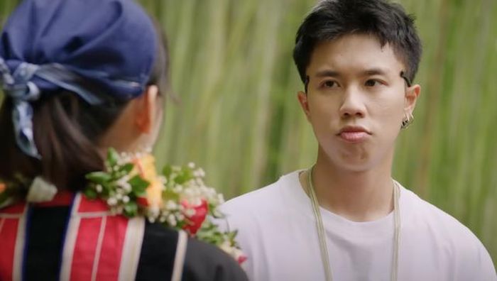 Long Vũ - con trai nghệ sĩ Vân Dung - trở thành gương mặt được tìm kiếm trên mạng xã hội khi vào vai diễn Chải trong phim truyền hình giờ vàng Đi giữa trời rực rỡ.