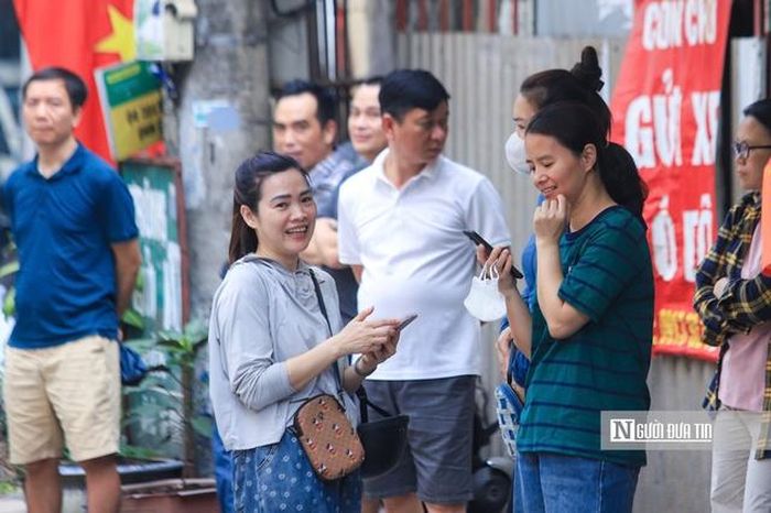 Nhiều phụ huynh chuẩn bị sẵn sàng tinh thần, đồng hành cùng các con trong kỳ thi.