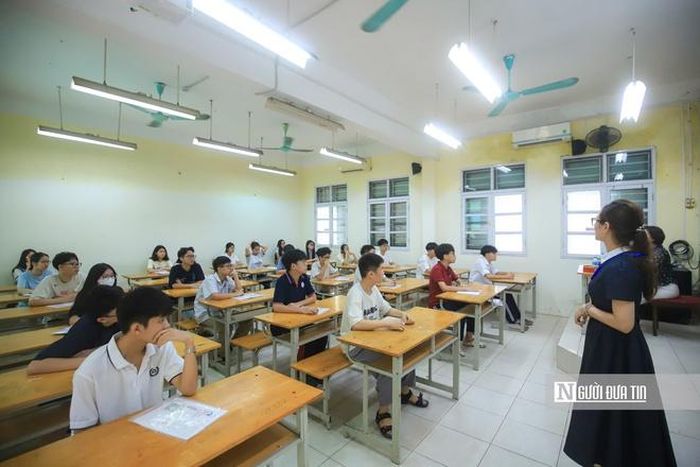 Đội ngũ cán bộ coi thi giám sát viên tại điểm trường THPT Yên Hòa đã được quán triệt đầy đủ quy chế thi, sẵn sàng thực hiện nhiệm vụ với tinh thần nghiêm túc, trách nhiệm cao.