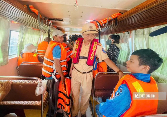 Kiểm tra trang thiết bị cứu hộ trên ca nô, nhắc nhở hành khách tuân thủ quy định.