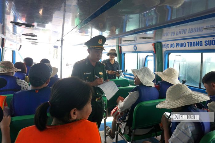 Đội kiểm soát hành chính - Đồn Biên phòng cửa khẩu cảng Quy Nhơn kiểm tra hành khách trên ca nô. Trong đợt kiểm tra sáng nay, về cơ bản các phương tiện đều chấp hành đúng quy định.