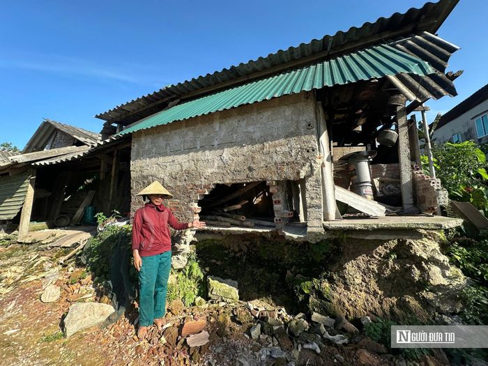 Ngôi nhà nằm chênh vênh do sạt lở nghiêm trọng.