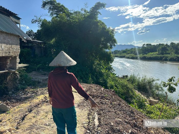 Vào mùa mưa, tình trạng sạt lở càng nghiêm trọng hơn.