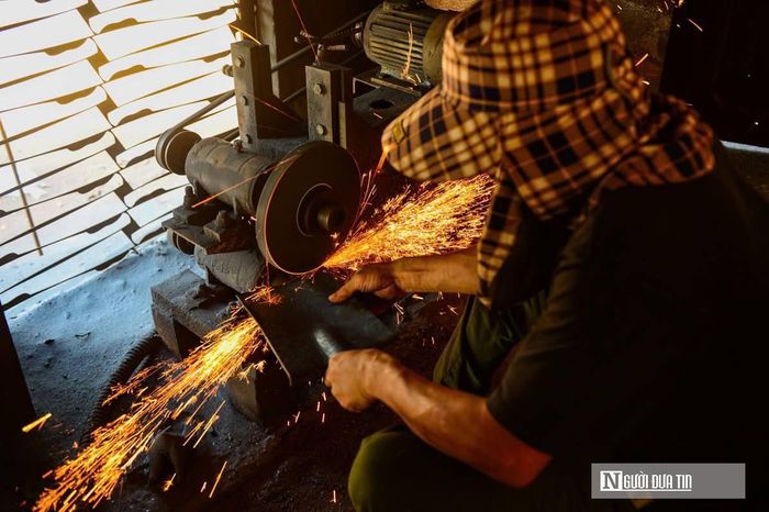 Để tránh thời điểm oi bức nhất trong ngày, nhiều hộ sản xuất phải thay đổi nhịp sinh hoạt. Từ sáng sớm, các lò rèn đã đỏ lửa. Người thợ tranh thủ làm đến khoảng 10h rồi nghỉ, chờ chiều muộn trời dịu nắng mới tiếp tục công việc. Không chỉ đối mặt nguy cơ say nắng, người làm nghề rèn còn thường xuyên tiếp xúc với khói than, bụi kim loại và tiếng ồn lớn. Nhiều người bị ảnh hưởng hô hấp, đau mắt hoặc bỏng nhẹ trong quá trình lao động.