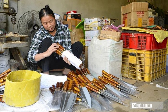 Dẫu vất vả, nghề rèn vẫn là nguồn sống chính của hàng nghìn lao động địa phương. Bàn tay những người thợ rèn đã tạo ra nhiều sản phẩm có mặt ở hầu hết các gia đình xứ Thanh như: cuốc, xẻng, liềm, kéo, dao thép. Sản phẩm dao Tiến Lộc được tiêu thụ ở nhiều tỉnh thành và xuất khẩu sang Lào, Campuchia, Myanmar.