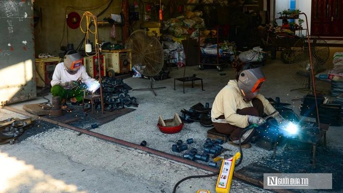 Theo ông, nghề rèn vốn nặng nhọc quanh năm. Mùa đông, da mặt nứt nẻ vì lửa nóng; mùa hè lại bỏng rát bởi nhiệt độ cao. Những đợt nắng gay gắt kéo dài khiến người thợ dễ kiệt sức, choáng váng nếu không liên tục bù nước.