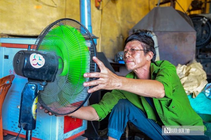 Ông Phạm Trí Hùng, 65 tuổi, gắn bó với nghề rèn hơn bốn thập kỷ, cho biết mùa hè là quãng thời gian cực nhọc nhất của người thợ. "Ngồi cạnh lò lửa giữa trời nắng nóng giống như chịu hai chảo lửa cùng lúc. Có hôm nóng đến khó thở, làm một lúc phải dừng lại uống nước, nghỉ lấy sức rồi mới làm tiếp được", ông Hùng nói.