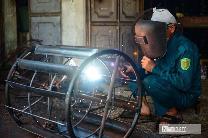 "Có hôm nhiệt độ ngoài trời khoảng 38 độ C nhưng khu vực lò nung trong xưởng lên tới 44-45 độ C", anh Nguyễn Văn Long, chủ xưởng rèn Long Ka, cho biết. "Cái nóng hầm hập bao trùm khiến công việc vốn đã nặng nhọc càng thêm vất vả".