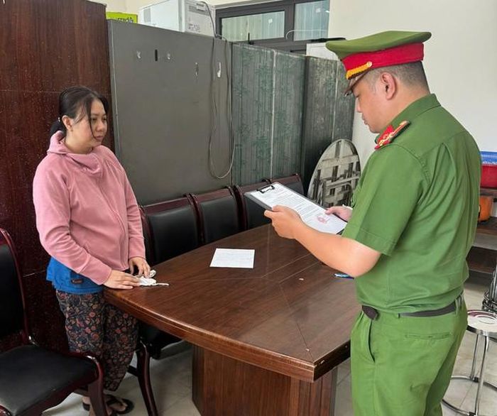 Cơ quan CSĐT Công an Tp.Đà Nẵng tống đạt các quyết định đối với Đinh Thị Hạnh. Ảnh: Công an Tp.Đà Nẵng.
