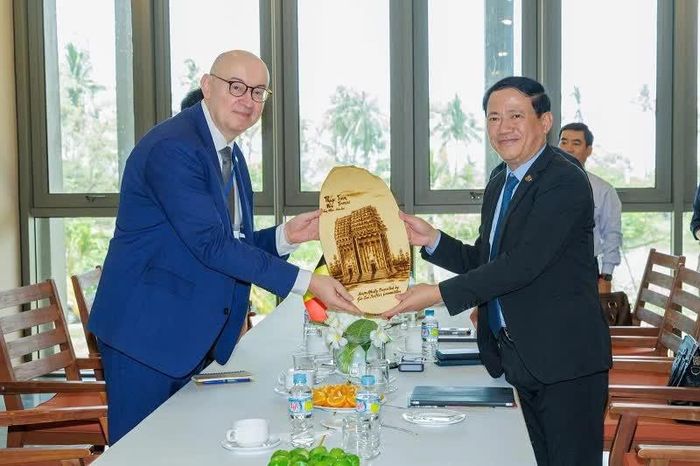 Chủ tịch UBND tỉnh Gia Lai Phạm Anh Tuấn tặng quà lưu niệm ông Pierre du Ville - Trưởng Đại diện Phái đoàn Wallonie-Bruxelles tại Việt Nam.