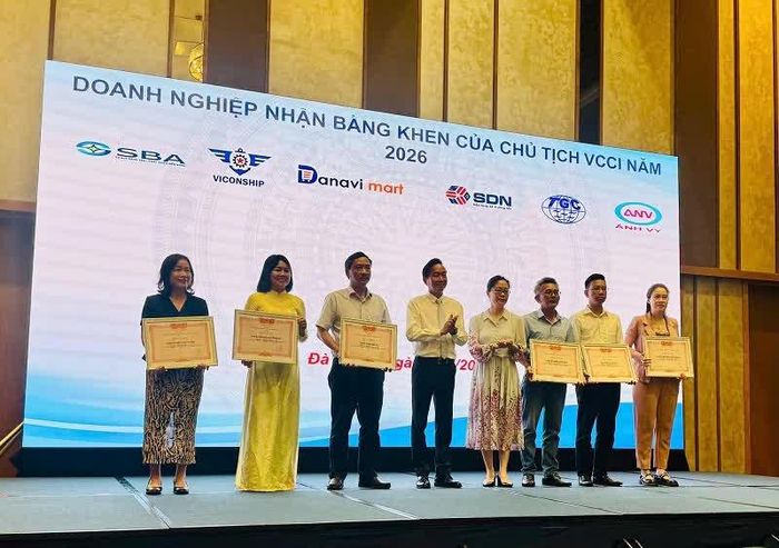 Đại diện Công ty TNHH Thương mại Ánh Vy (thứ 2 từ phải qua) nhận Bằng khen của Chủ tịch VCCI.
