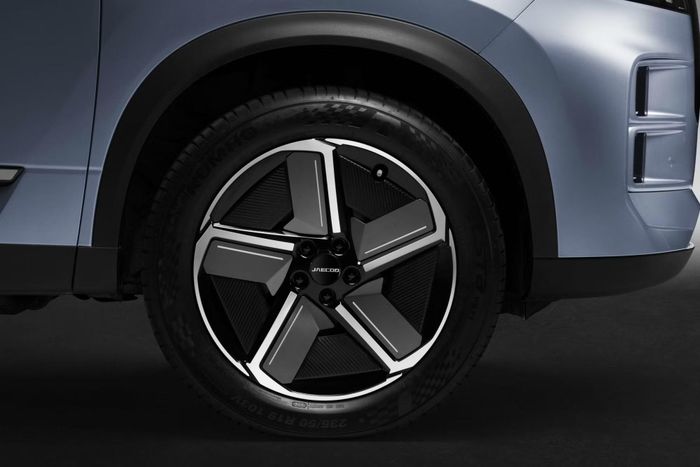 Bộ mâm hợp kim trên Jaecoo J7 có thiết kế 5 cánh đi kèm kích thước 19 inch.