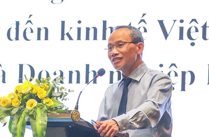  TS Cấn Văn Lực, Chuyên gia Kinh tế, Thành viên Hội đồng Tư vấn Chính sách Tài chính – tiền tệ Quốc gia phát biểu tại hội nghị. 