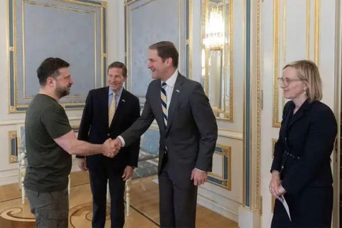 Ông Zelensky gặp gỡ các nghị sĩ Mỹ đang thăm Ukraine hôm 27/5. Ảnh: Sohu.