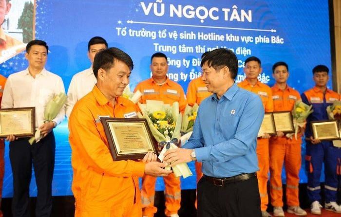 Anh Tân được vinh danh và trao thưởng tại chương trình tuyên dương “Người lao động ngành Điện tiêu biểu năm 2026” do EVN tổ chức. Ảnh: Thúy Hằng/Bnews/vnanet.vn