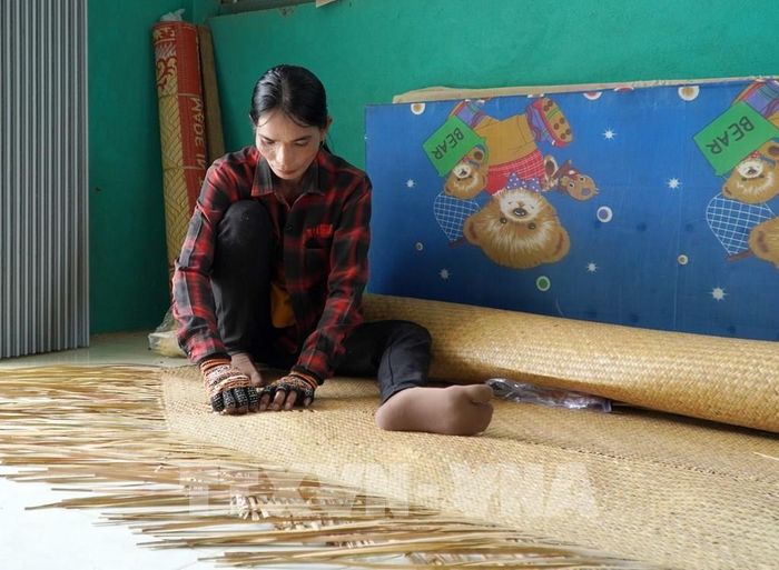 Đồng bào dân tộc thiểu số tỉnh An Giang với nghề đan cỏ bàng. Ảnh: Văn Sĩ - TTXVN 