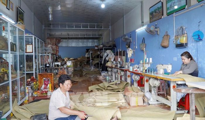 Gia công các sản phẩm thủ công mỹ nghệ từ cỏ bàng của người dân vùng biên giới Giang Thành. Ảnh: Văn Sĩ - TTXVN